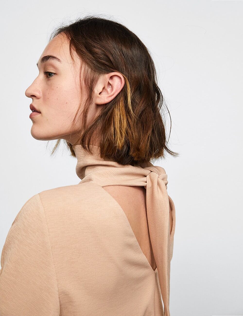 Quần jean cao bên phải màu xanh lam